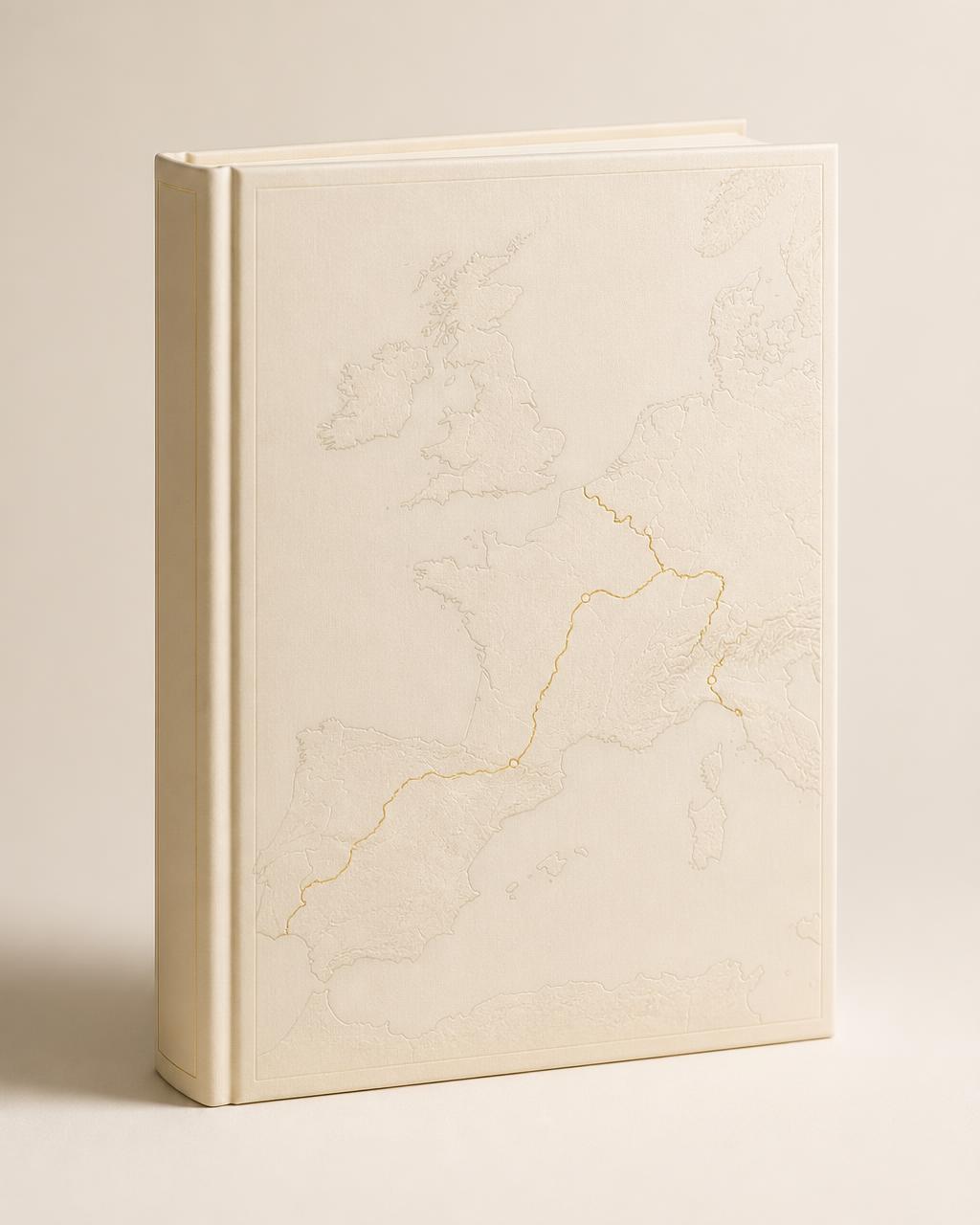 Hardcover-Ausgabe von freigelaufen mit eingeprägter Europakarte und champagnerfarbener Reiseroute